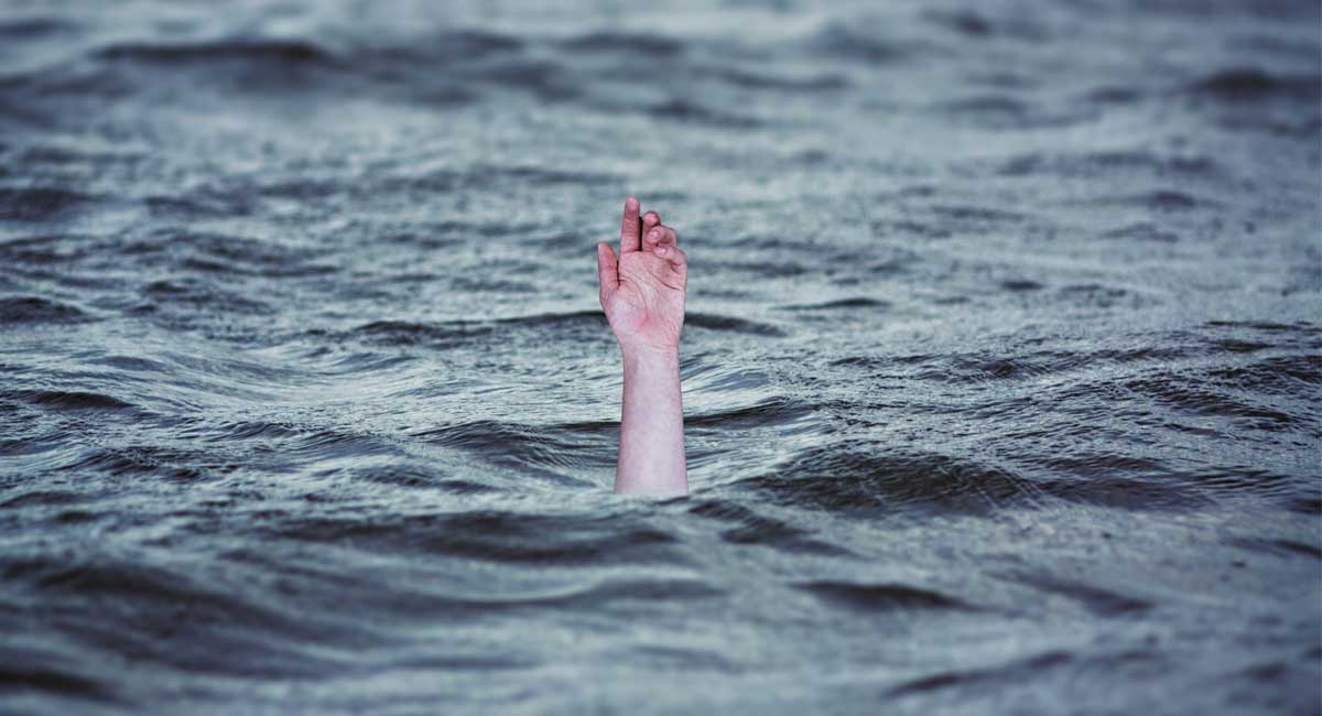 Woman ties baby to waist, jumps to death in river in Mahabubnagar