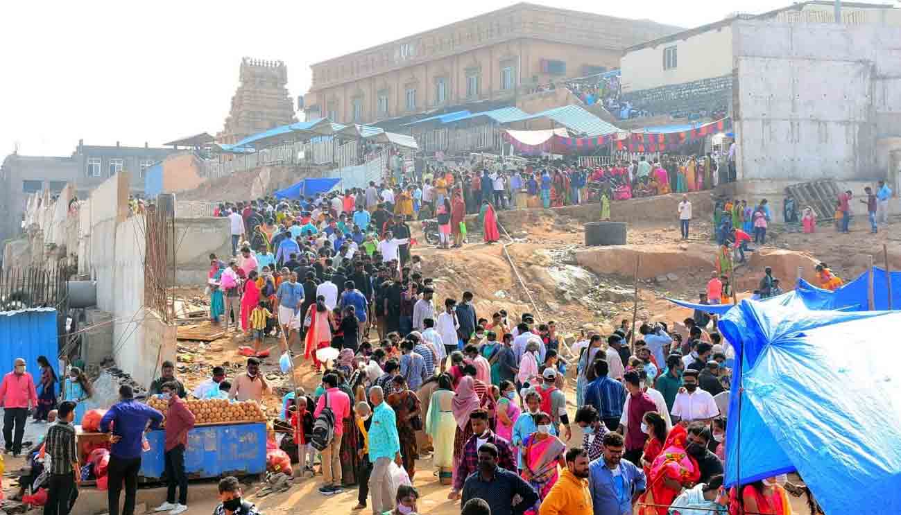 Huge rush of devotees at Yadadri on Sunday