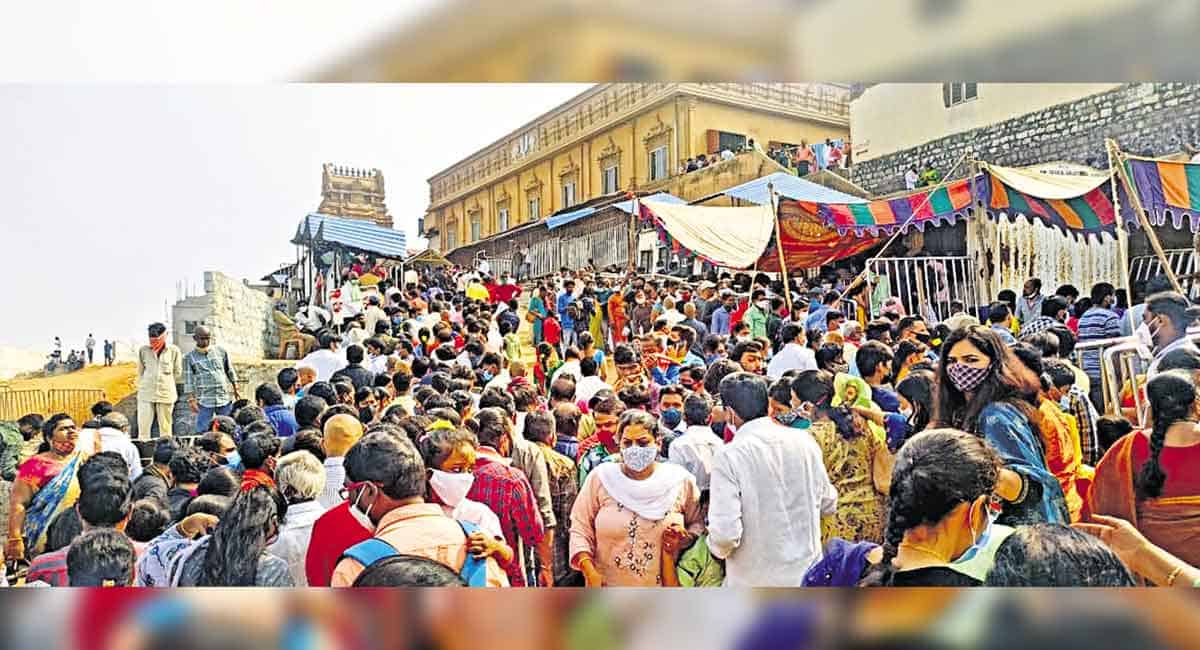Yadadri temple teems with devotees on Sunday