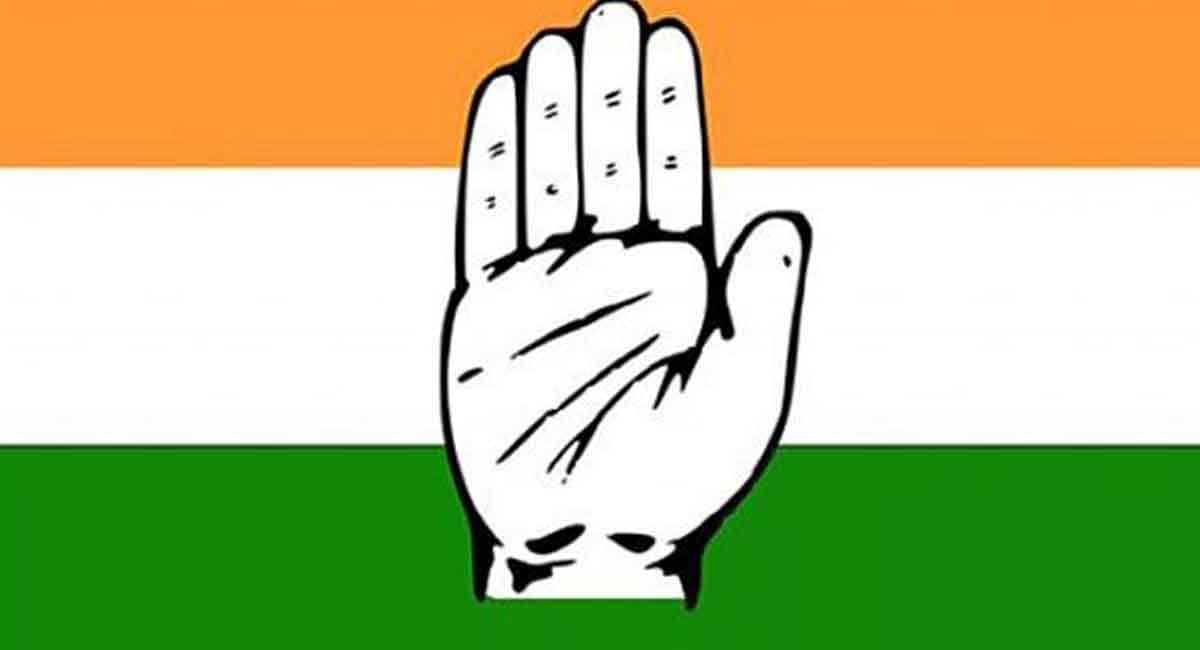 Congress flag falls from post as Sonia Gandhi tries to unfurl it