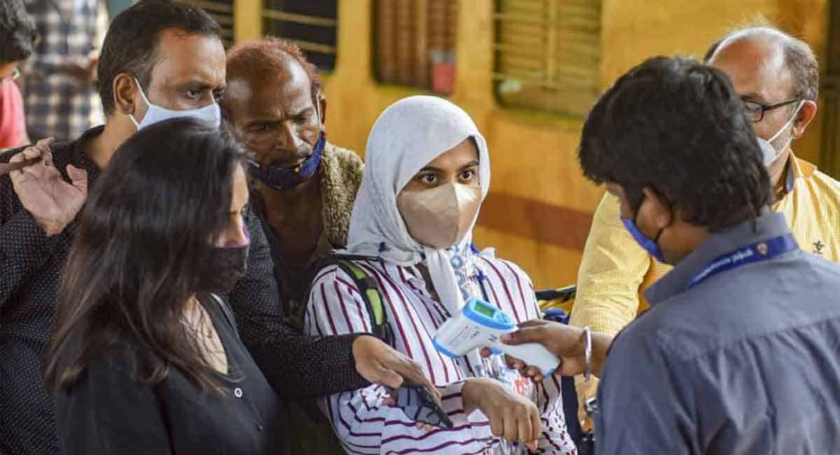 India reports 6,987 new COVID cases, Omicron tally rises to 422