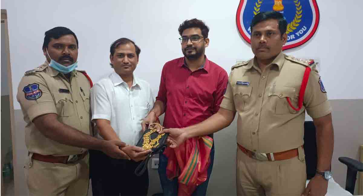 Hyderabad doctor returns bag containing jewelry worth Rs 8.2 lakh