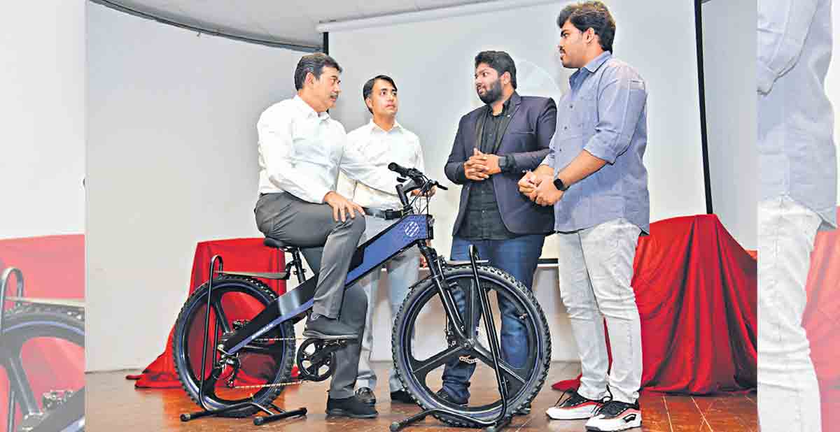Hyderabad: Two youngsters unveil electric smart cycle