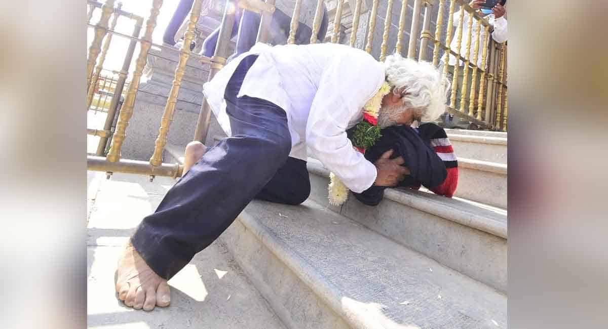 Gaddar visits Sri Yadadri Lakshminarsimha Swamy temple
