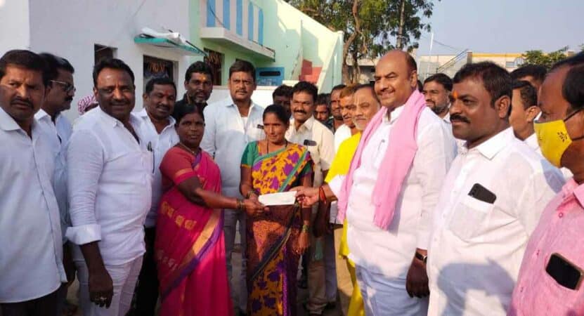kalyan-lakshmi-cheques