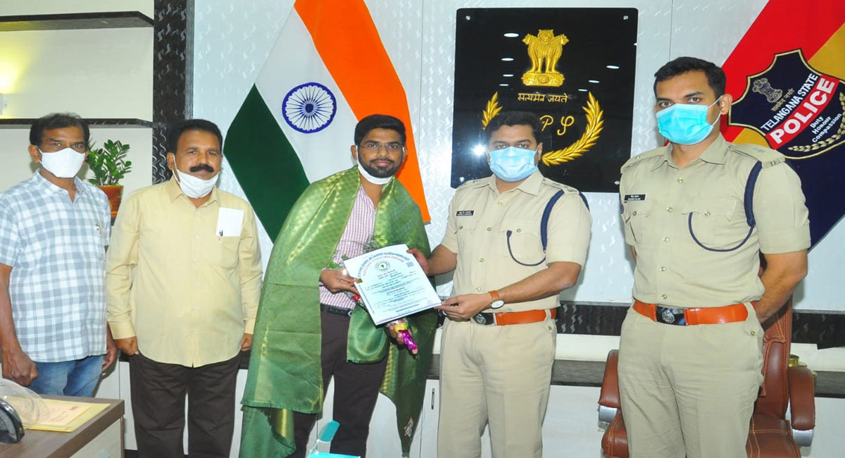 Khammam: Former students donate money to school