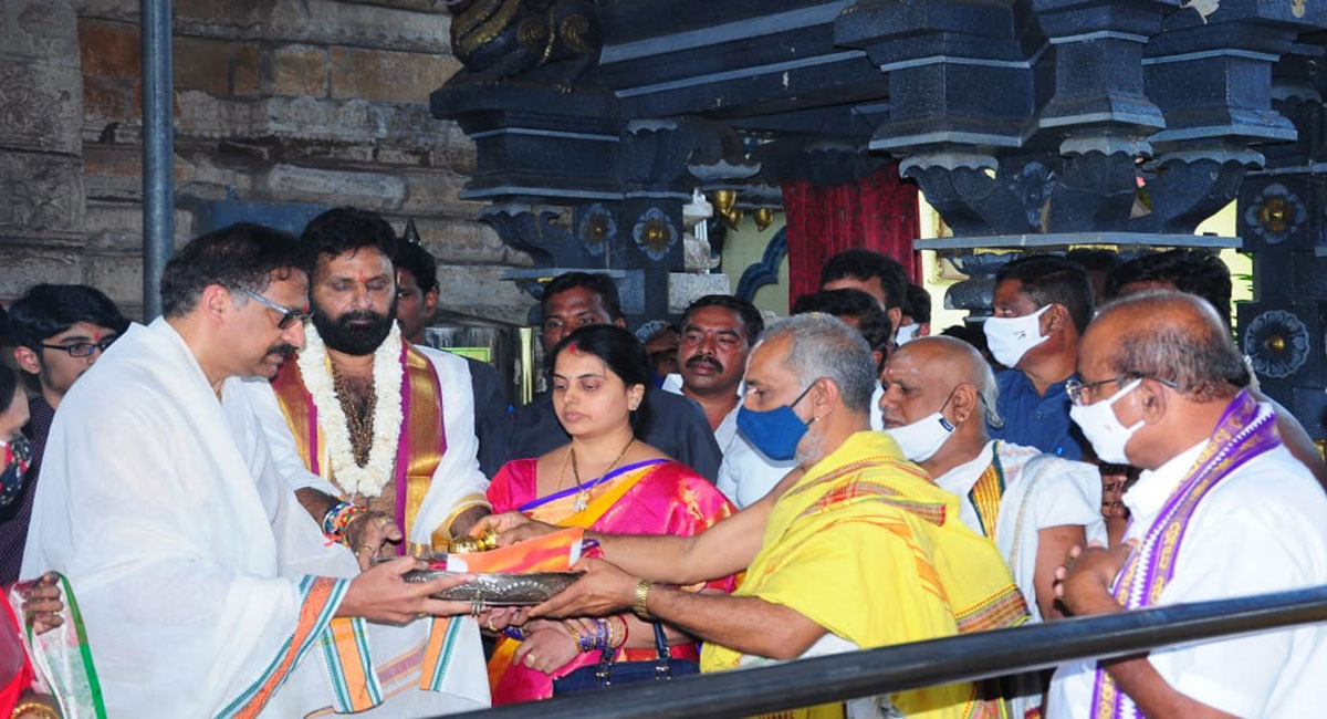 AP Minister presents gold crown to Bhadradri temple