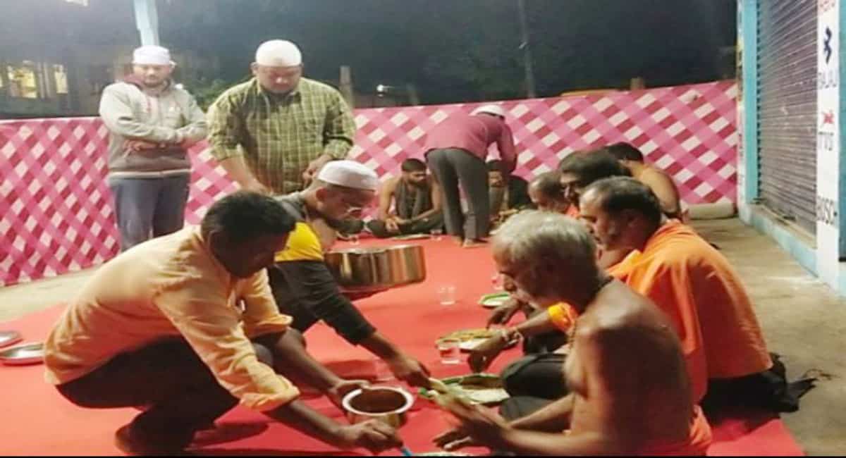 Muslim scribe serves food to Ayyappa devotees in Mancherial
