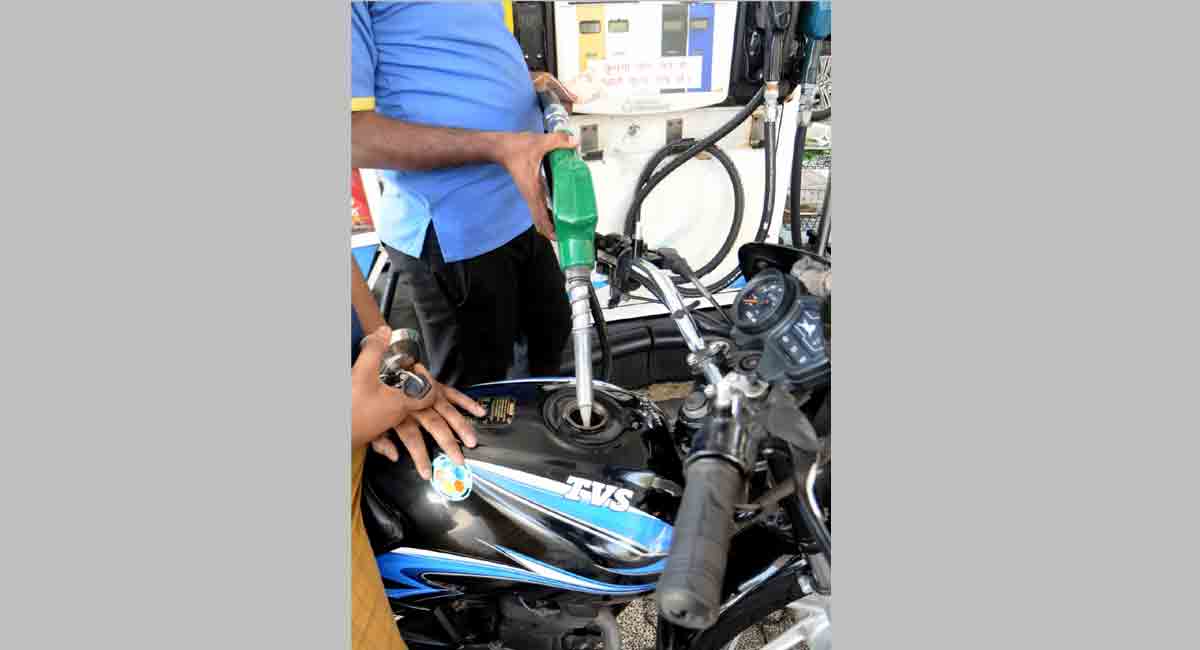 OMCs keep diesel, petrol prices unchanged on Monday