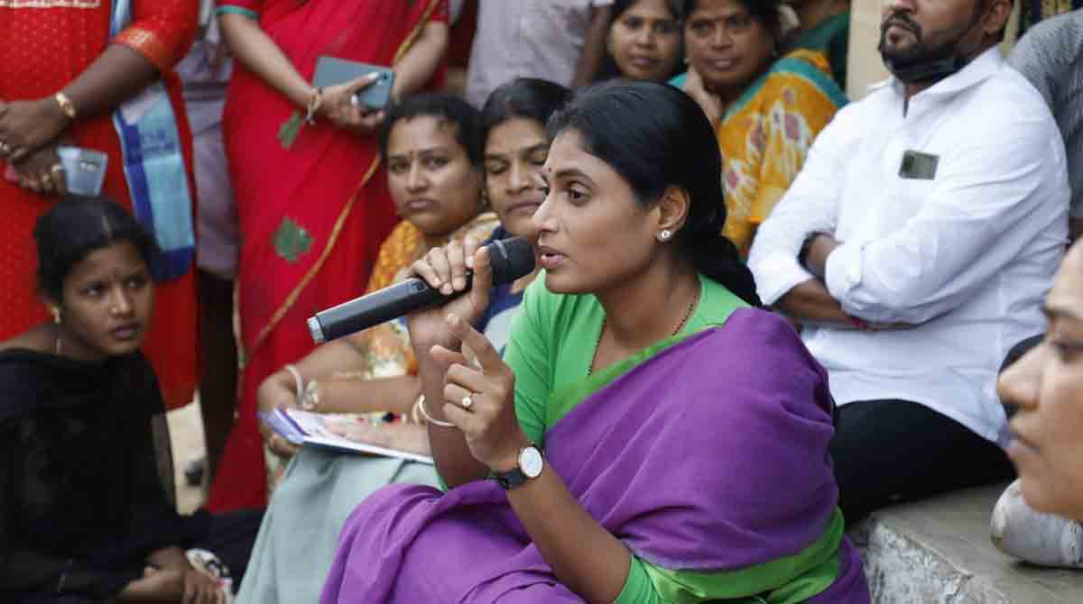 Medak: Sharmila demands Rs 25 lakh exgratia for farmers’ kin