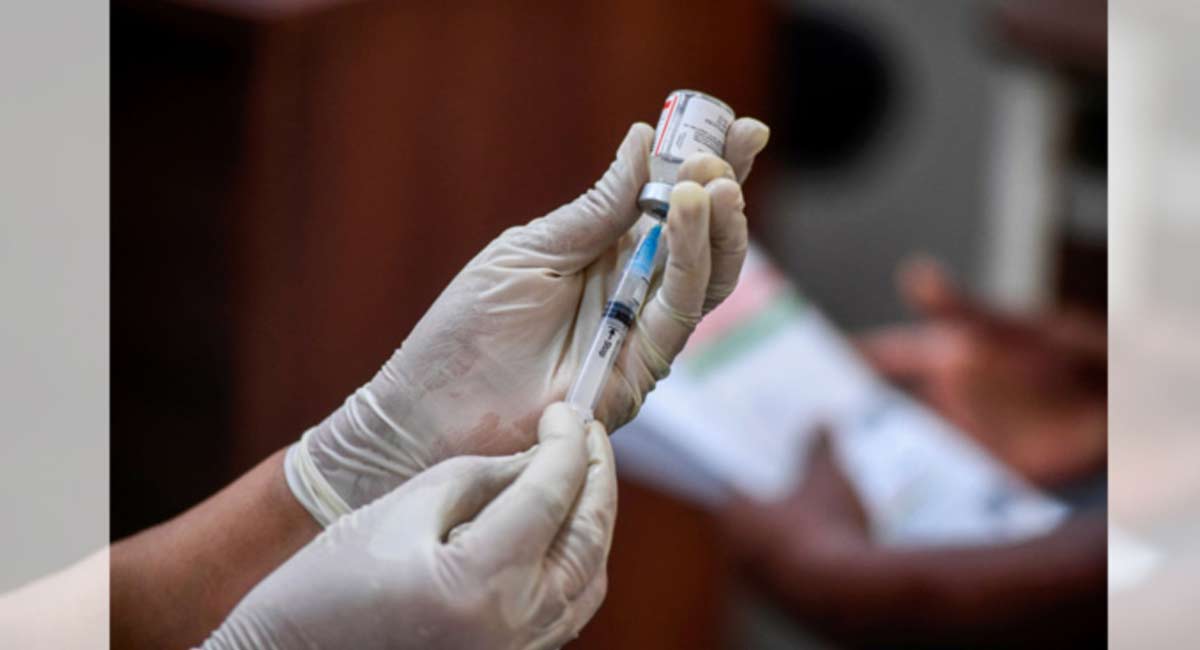 US faces a double coronavirus surge as omicron advances