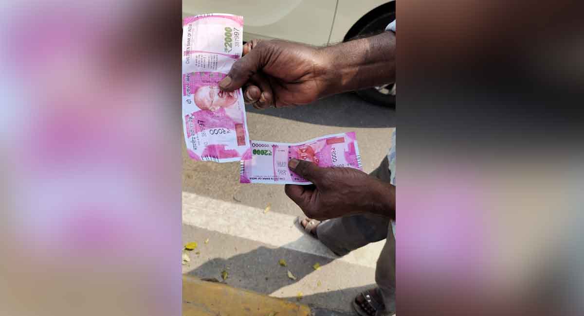 ‘Rs.2000’ notes on the road create flutter in Hyderabad