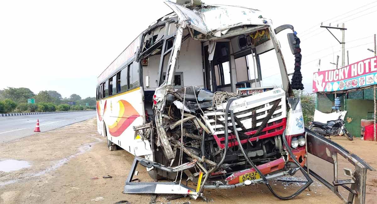 APSRTC driver dies, six injured in road accident near Jadcherla