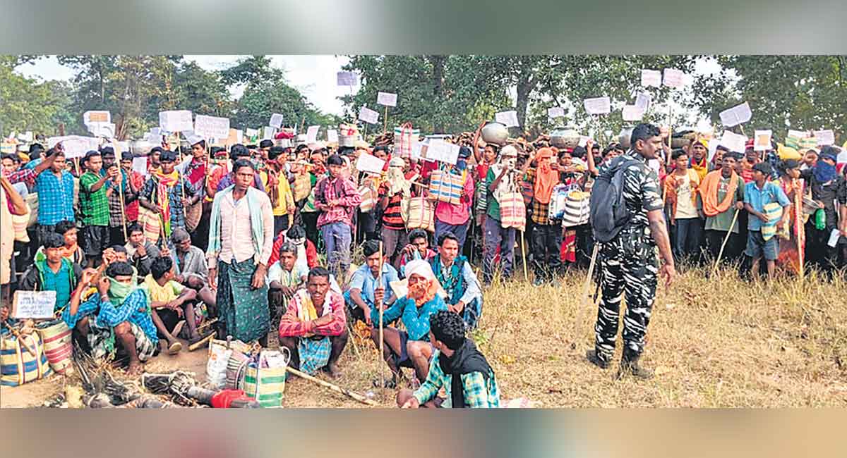 Kothagudem: Adivasis stage protest against police camps