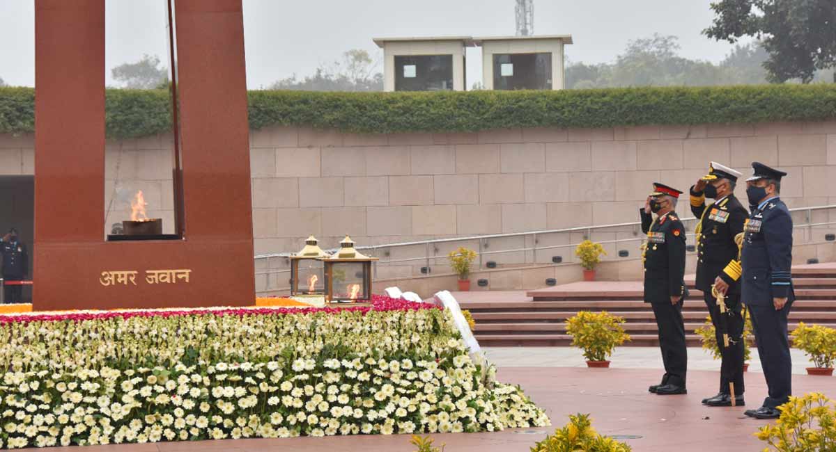 Armed Forces chiefs pay tribute at National War Memorial on Army Day