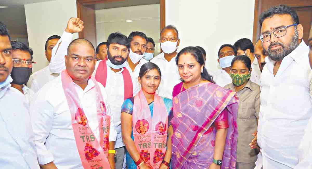 BJP MPTC Aruna Chawan joins TRS in Nizamabad