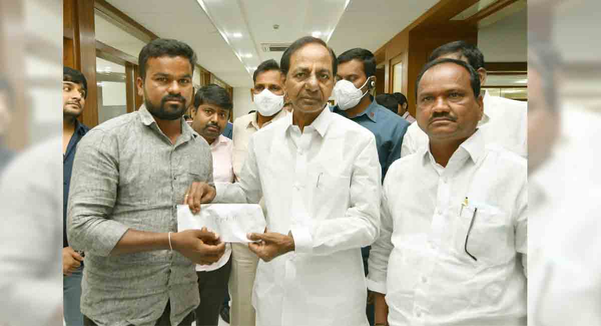 Telangana: Young farmer donates Rs 10,000 to CMRF as payback gesture