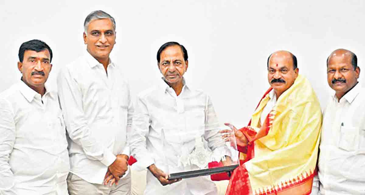 Ministers, TRS leaders call on KCR at Pragathi Bhavan