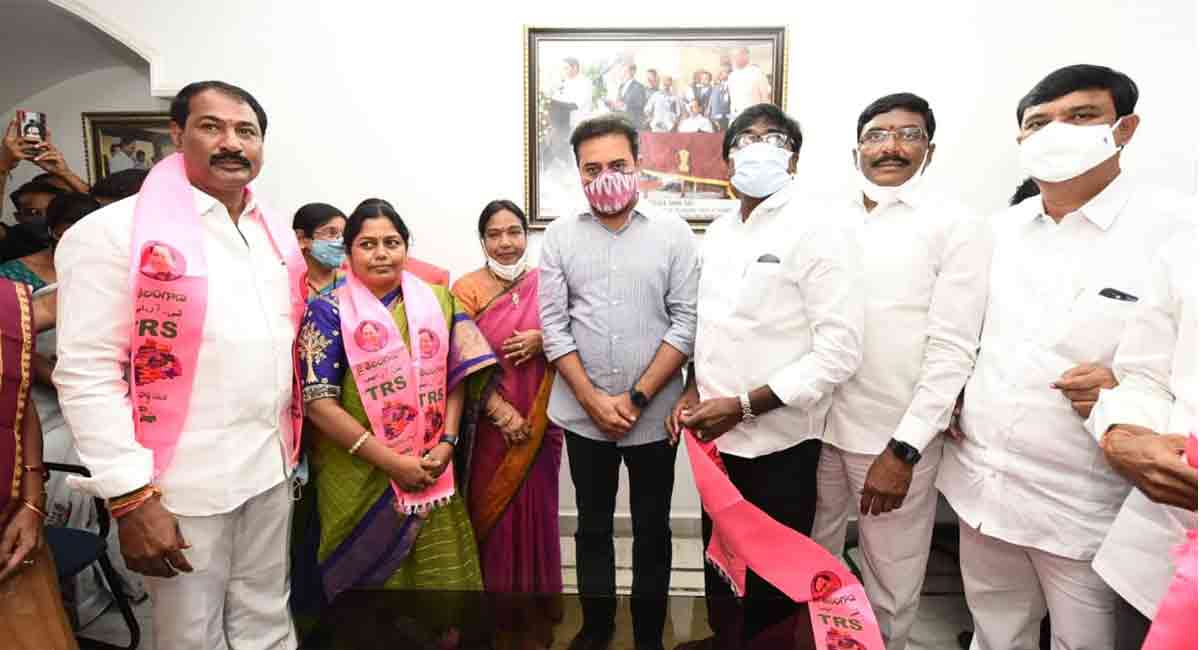Khammam Congress corporators, sarpanch join TRS