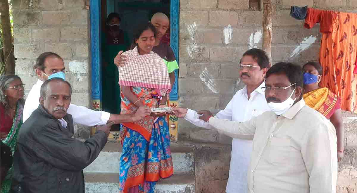 Teachers extend financial aid to kin of students in Mancherial