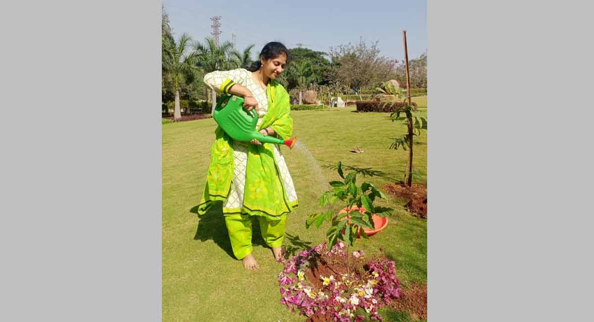 Singer plants saplings at Jubilee Hills park as part of Green India Challenge