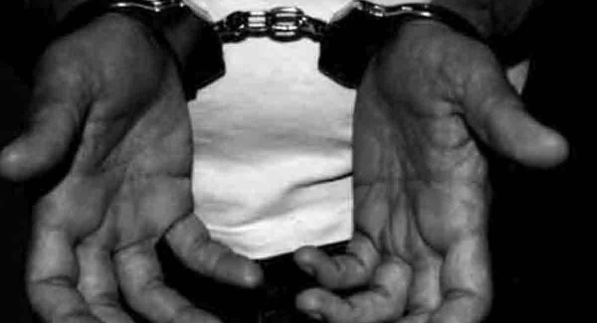 Hyderabad: Two handloom workers from UP held for fraud