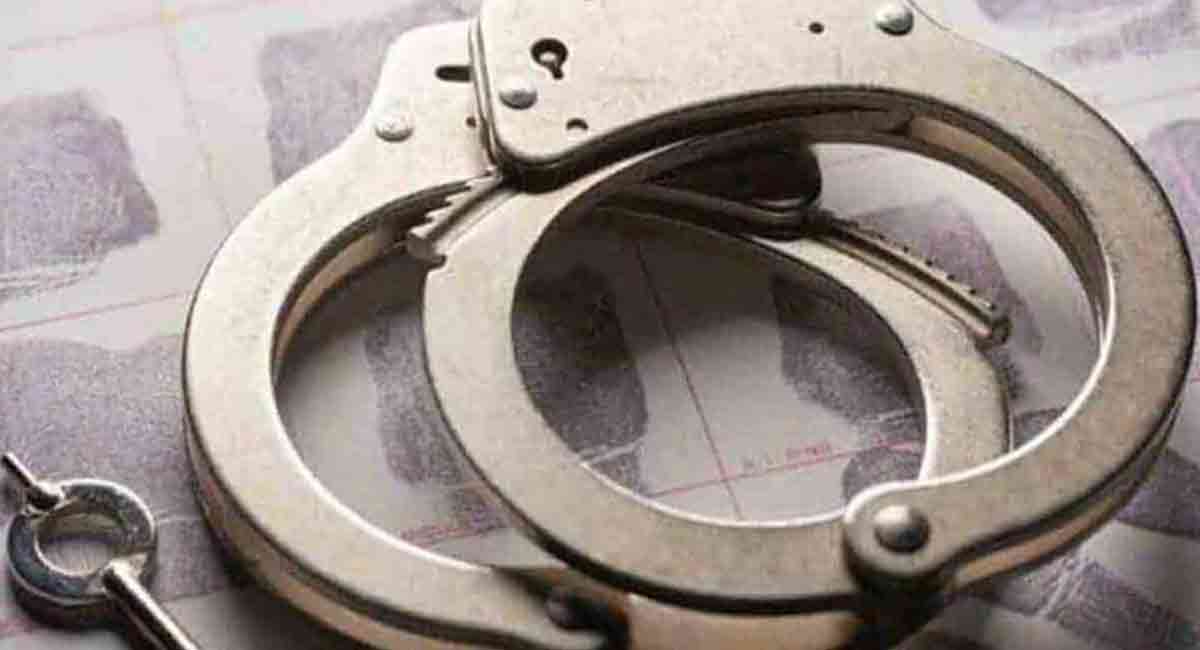 Auto drivers held for robbing passenger in Nizamabad