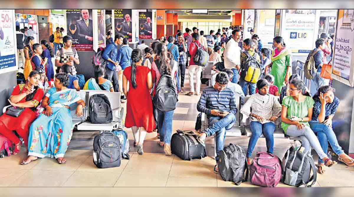 Festive rush at railway, bus stations in Hyderabad