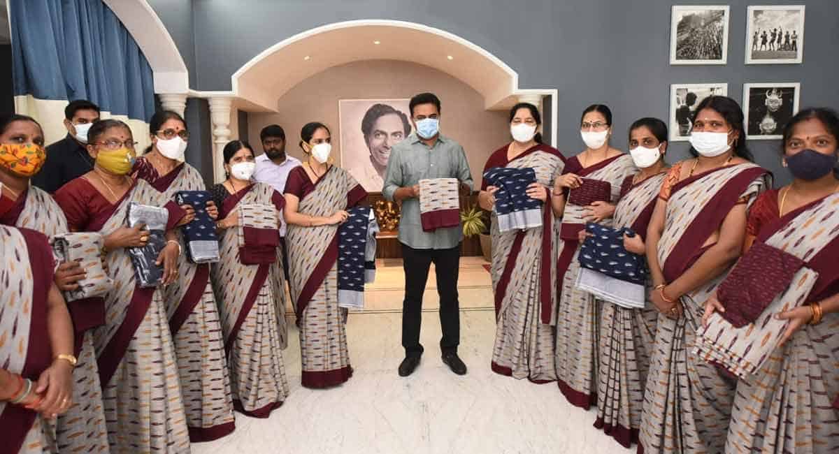KTR distributes handlooms sarees to Anganwadi teachers and Aayas