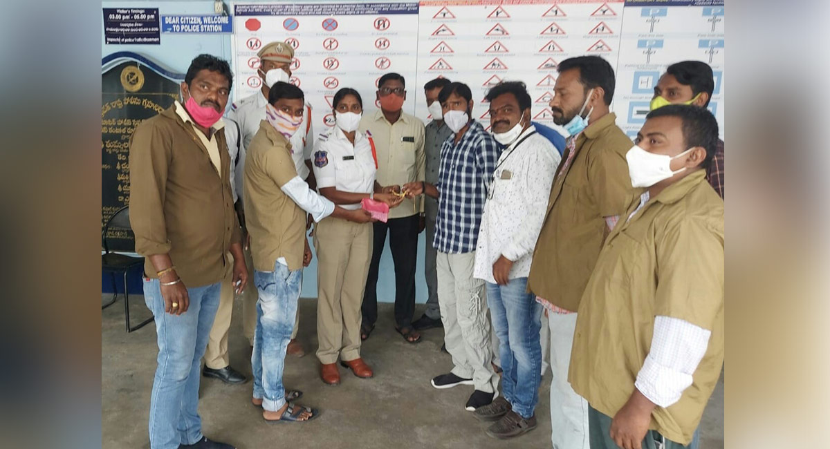 Khammam: Auto driver returns gold jewellery worth Rs 1.50 lakh