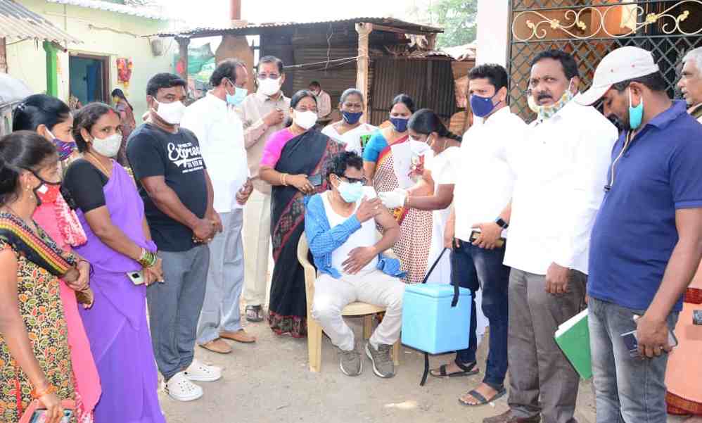 Khammam: Work for success of vaccination drive, TRS corporators and workers told