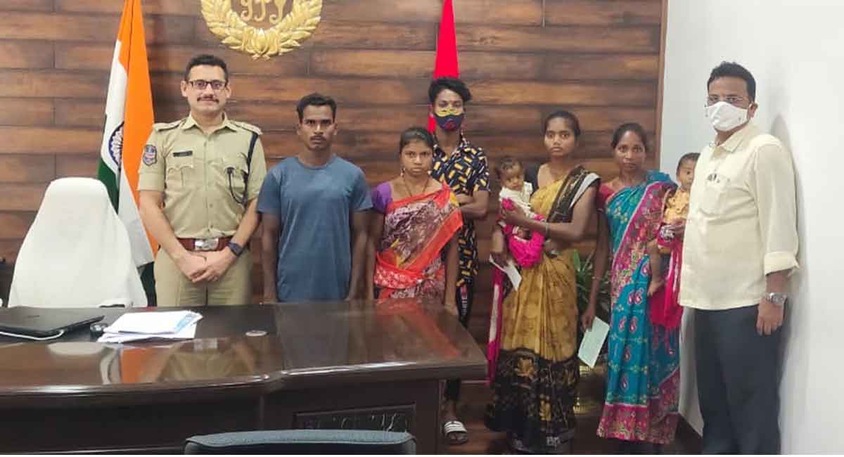 Kothagudem SP hands over financial assistance to surrendered naxals