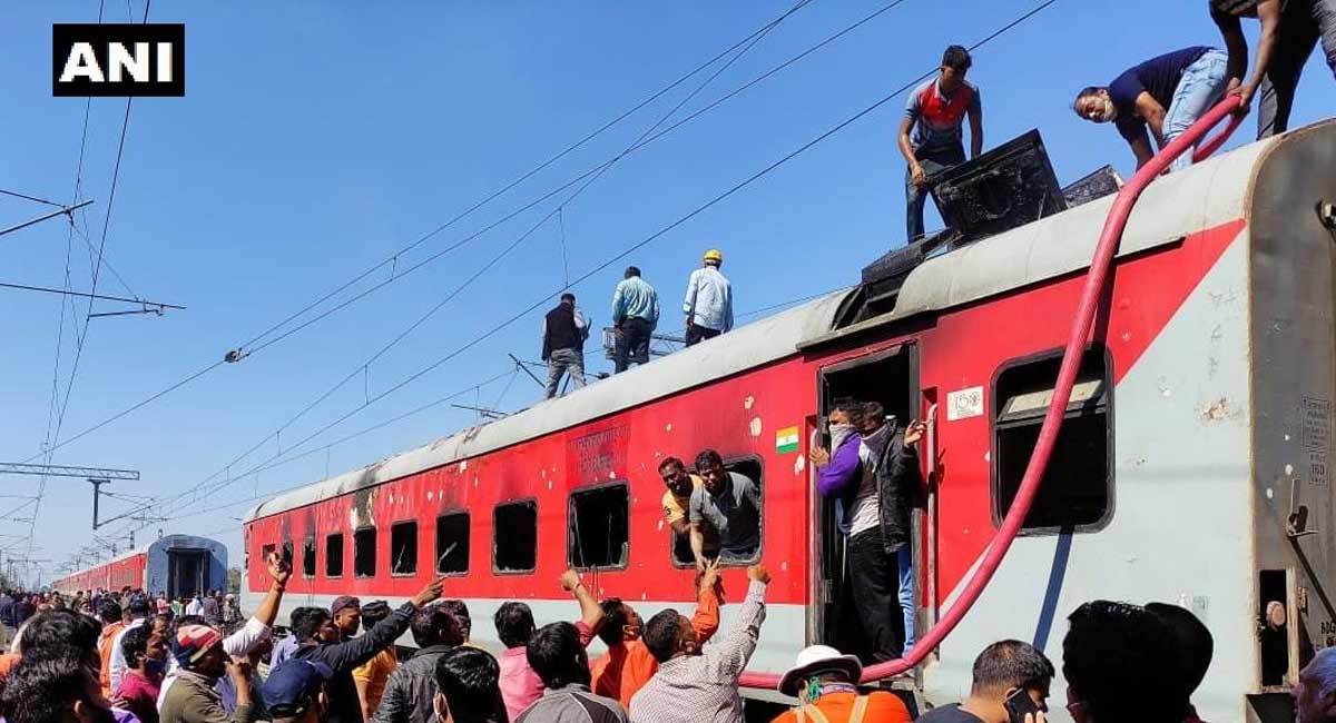 Maha: Fire erupts in Gandhidham-Puri Superfast Express, no casualties