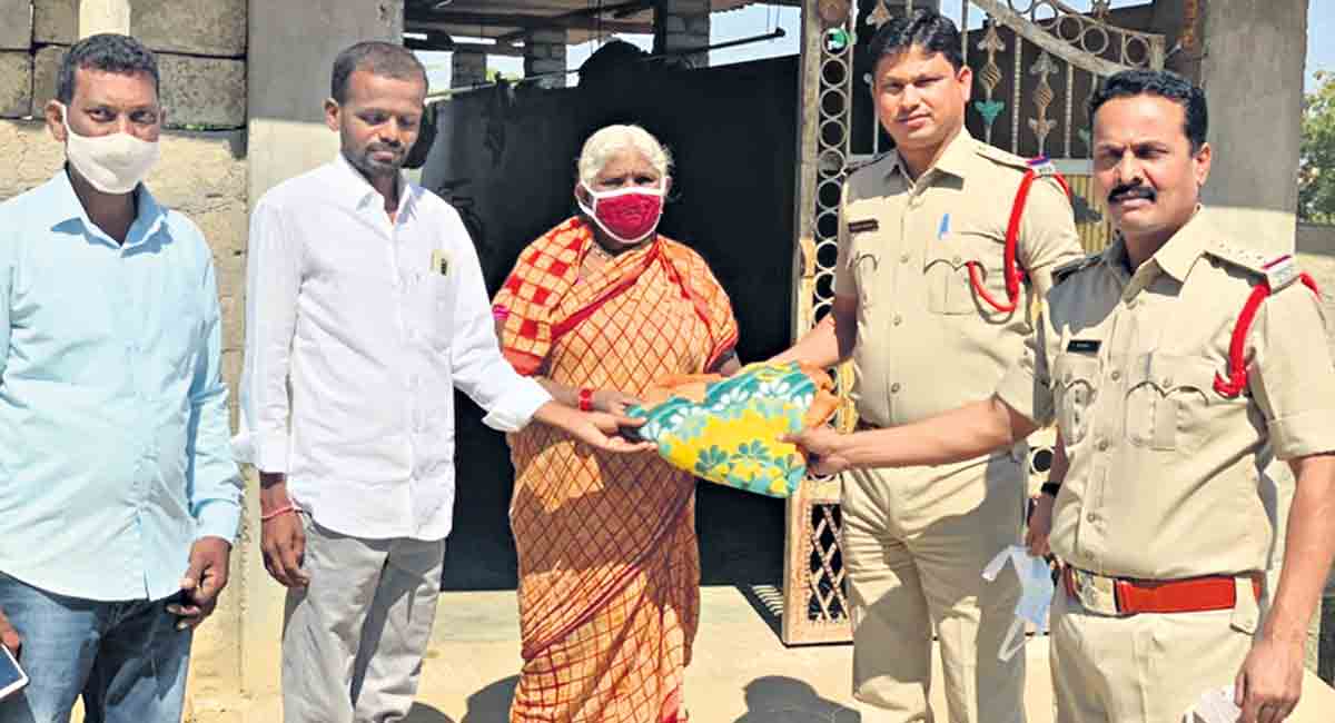 Police distribute 100 blankets to elderly in Mancherial