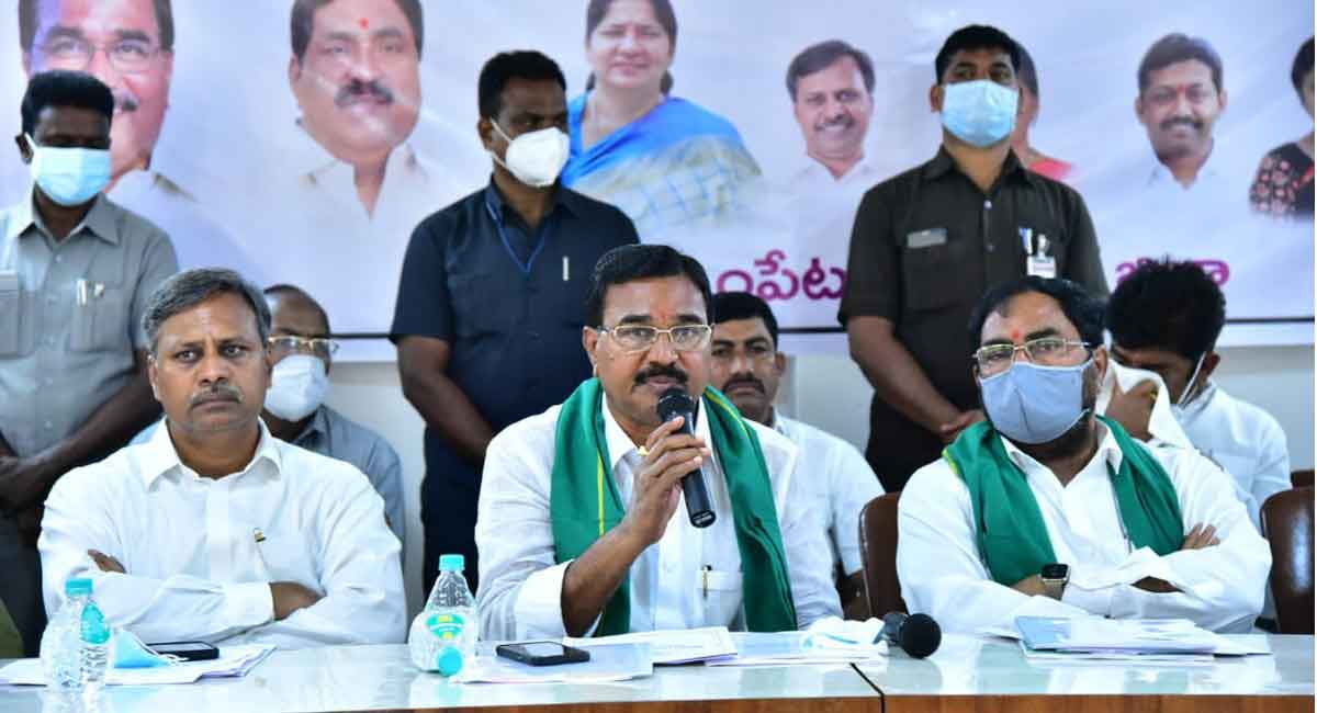 Niranjan Reddy assures ryots of compensation for crop damage