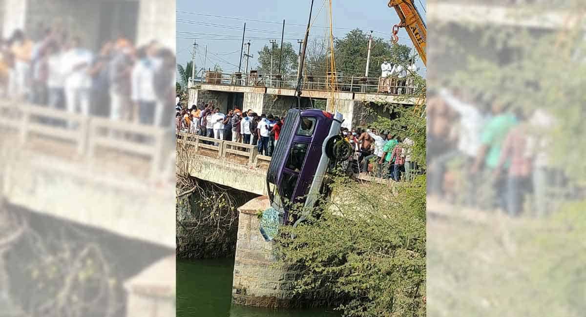 Jagtial: Police retrieve car from Kakatiya canal, two bodies found