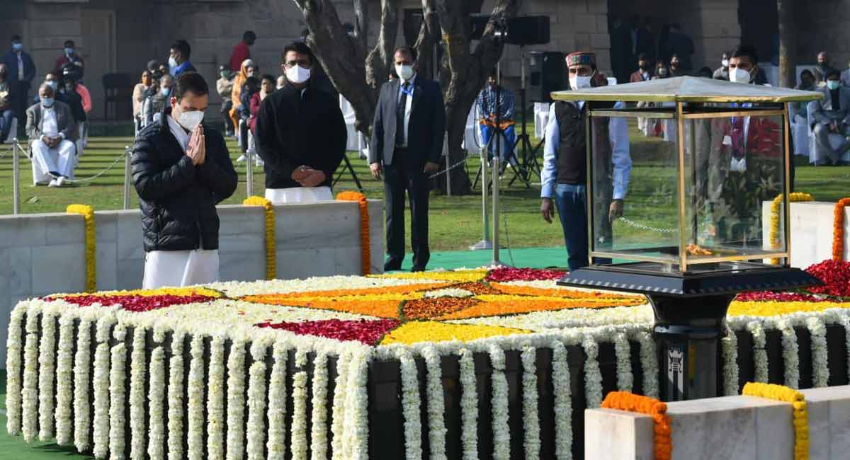 Rahul Gandhi pays homage to Mahatma Gandhi on his death anniversary