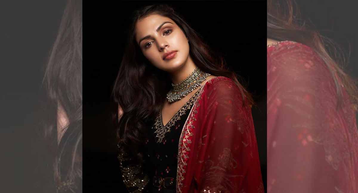 Rhea Chakraborty urges girls to not fall into the trap of Instagram beauty
