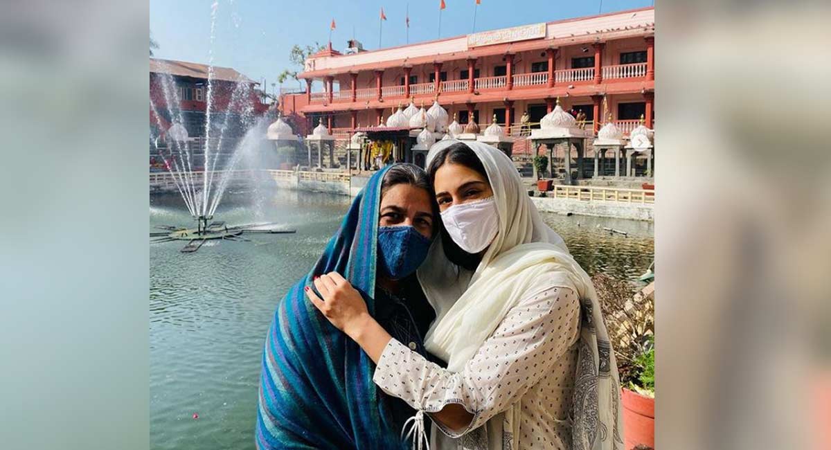 Sara Ali Khan seeks blessings at Mahakaleshwar Jyotirlinga temple
