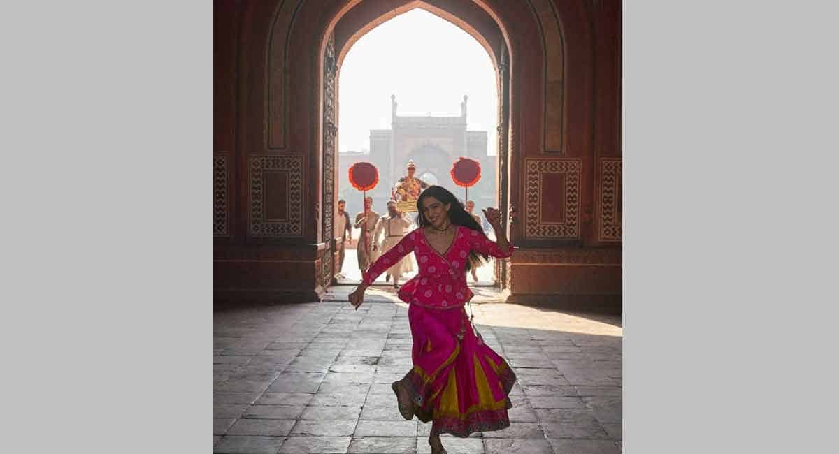 Sara Ali Khan gets a pat on her back from Vidya Balan