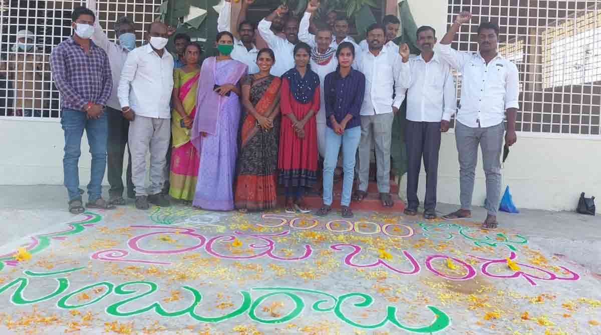 Siddipet farmers celebrate Rythu Bandhu feat