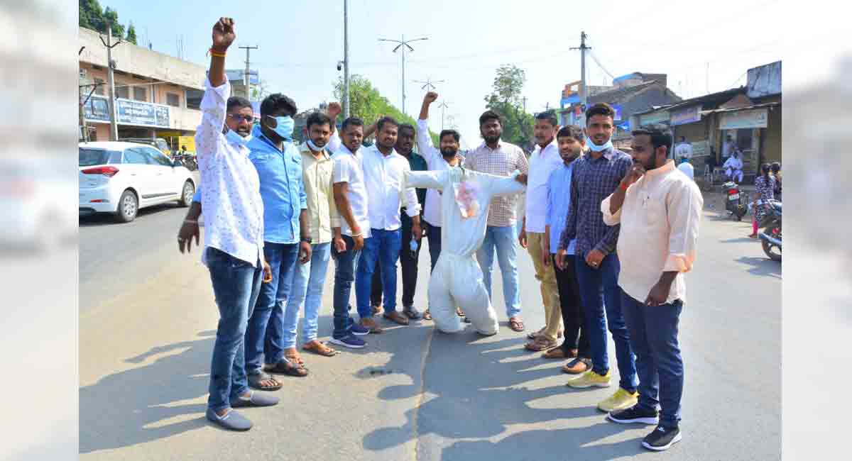 Telangana: TRS leaders, farmers oppose Aravind’s visit to Jagtial