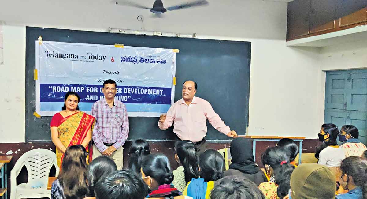 Dr Zarar urges students to focus on positive thoughts