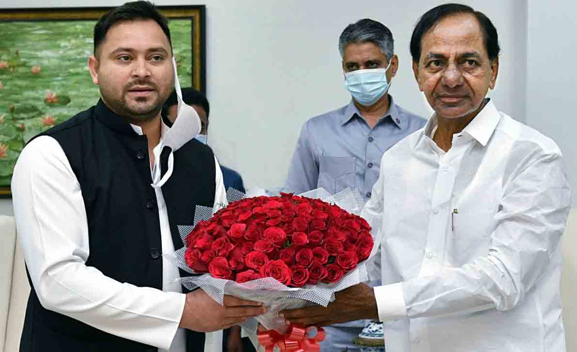 Tejashwi Yadav calls on CM KCR