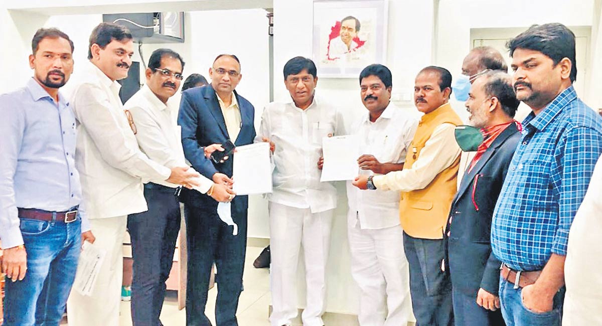 Telugu medium will continue in govt schools: B Vinod Kumar