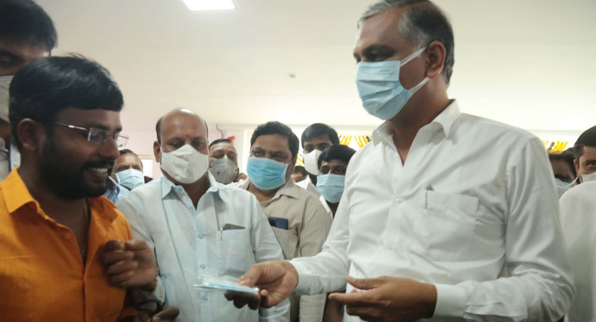 Harish Rao urges people to wear masks and avoid Omicron infection