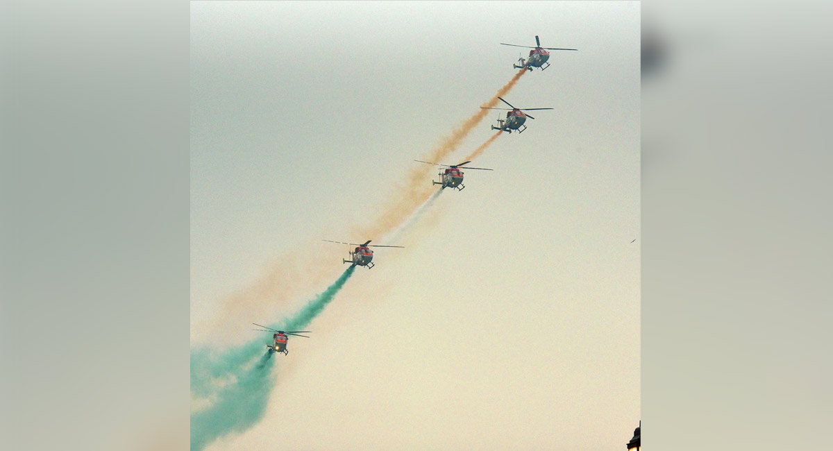 Spectacular flypast by 75 aircraft at Rajpath leaves people stunned
