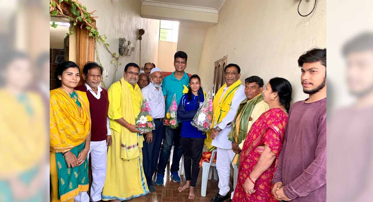SATS chairman calls on football player Soumya