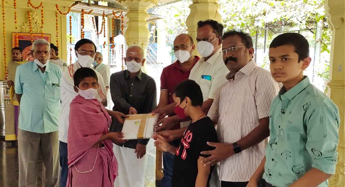 New clothes presented to Vedic students at Bhadrachalam