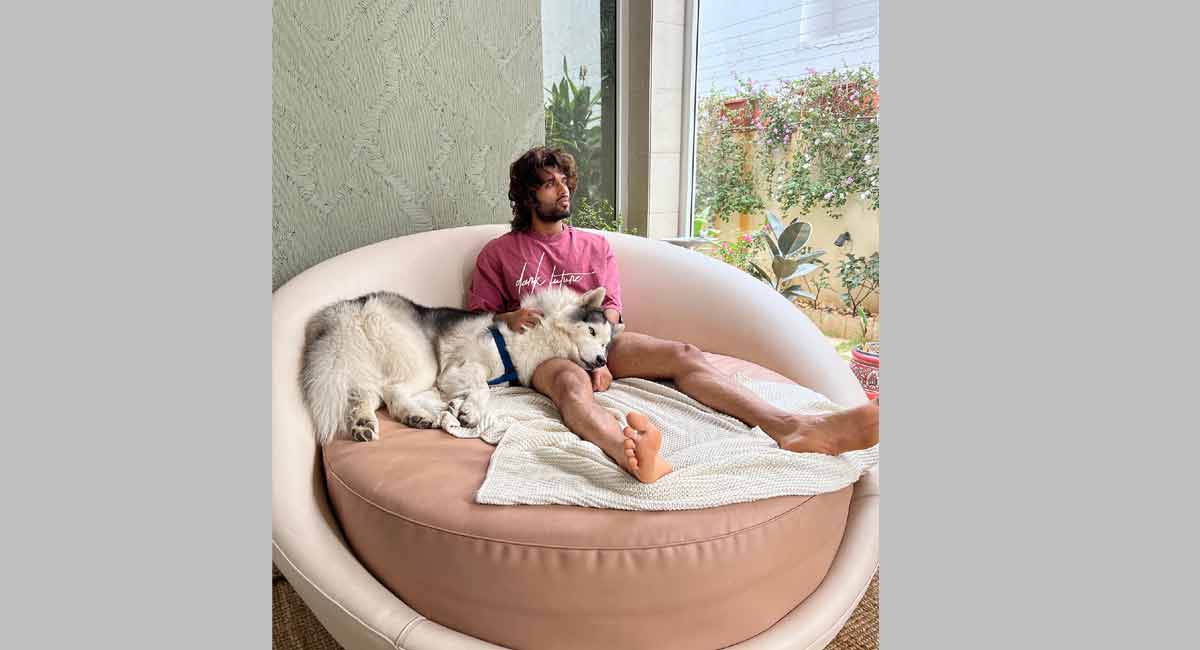 Vijay Deverakonda chills out with Storm amidst Omicron surge